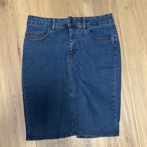 🩵 Vero Moda Blue Denim Skirt with Front Pockets – Size Medium - Picture 2 of 5